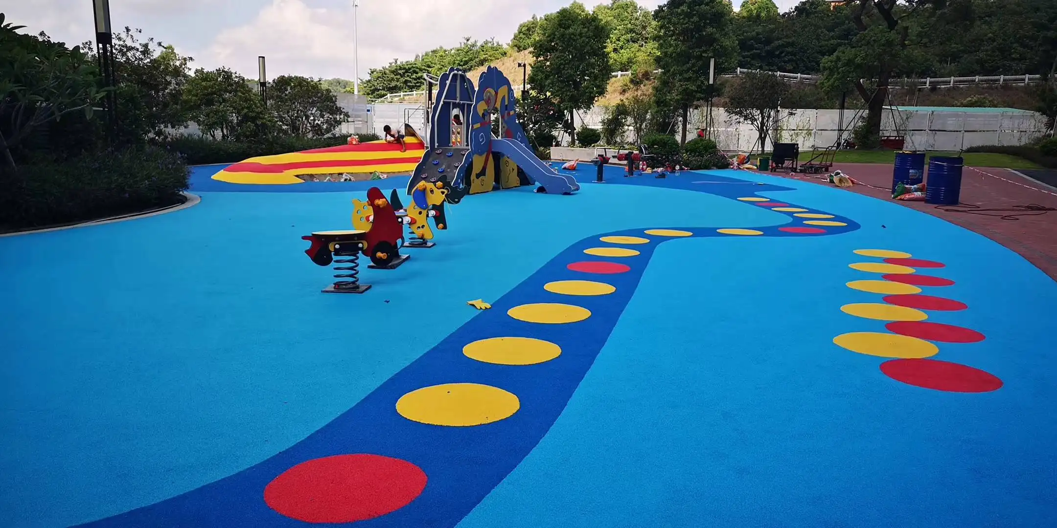 安徽安慶戶(hù)外小區(qū)幼兒園13mm厚EPDM彩色塑膠跑道地面材料價(jià)格